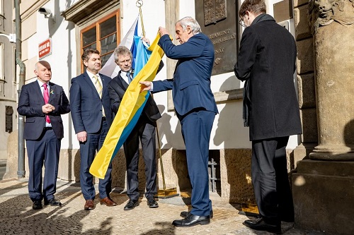 Vyvěšení státní ukrajinské vlajky na budovu Senátu PČR